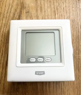 T2-pac01 Bryant Legacy Thermostat Programmable White Weekend/weekday Scheduling