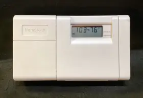 Hon-ct3200a1001 Honeywell Magicstat 32 Programmable 5-2 Thermostat Ct3200 / Ct3200a