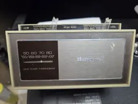 Q674f Honeywell Heat Pump Thermostat For Efficient Temperature Control Vintage Anal
