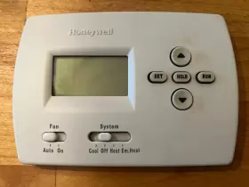 Th4210d1005 Honeywell Pro 4000 5-2 Day Programmable Thermostat Working Used