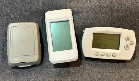 Rem5000r Honeywell Th6320r Lot Of Three Thermostats Models C7089r Redlink