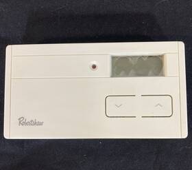 Robertshaw 300-252 Thermostat Programmable 5-2 Day Heat/cool