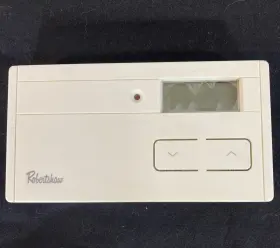 300-252 Robertshaw Thermostat Programmable 5-2 Day Heat/cool