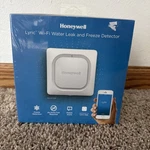 Nwt Honeywell Lyric Wi-fi Water Leak & Freeze Detector White New. Price: $95.00.